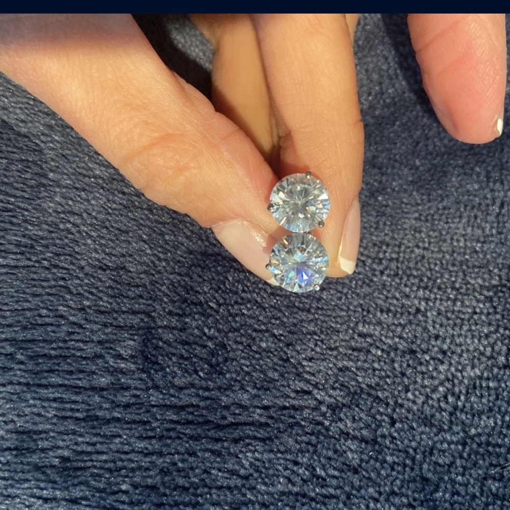 Brand new 14k white gold Moissanite gem stud earrings. 6 carats